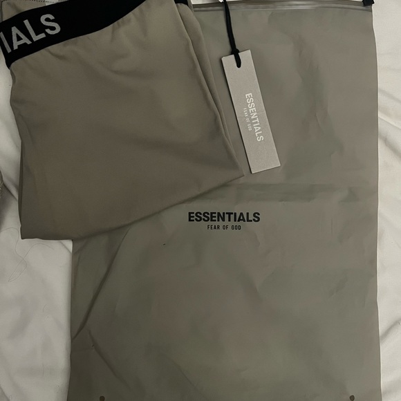 NWT - FEAR OF GOD - ESSENTIALS BIKER SHORTS MOSS - Picture 4 of 5